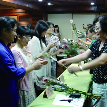 A30開學典禮2贈送玫瑰花象徵傳承