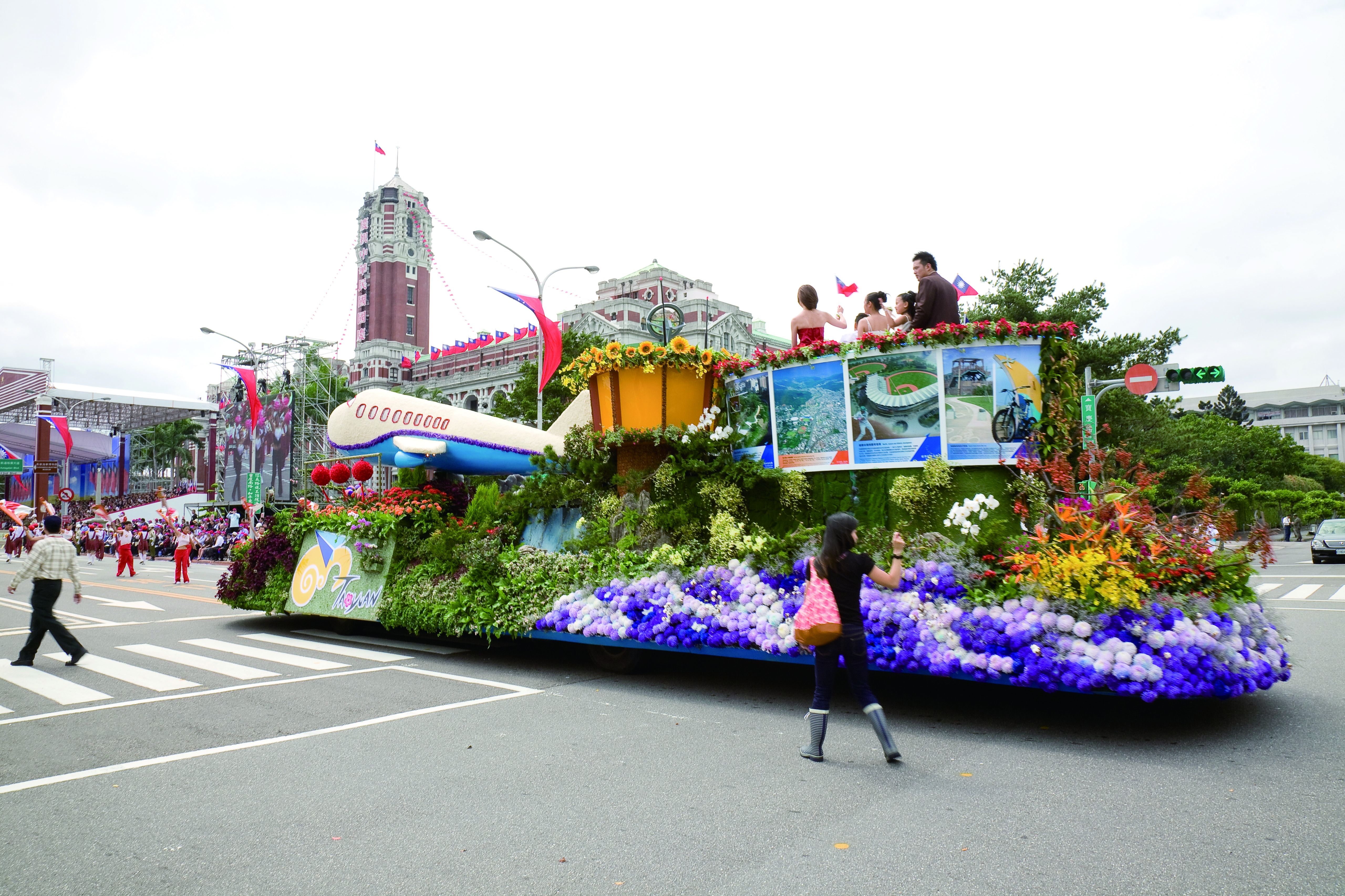 2010年國慶花車「愛.祥和.桃花源」